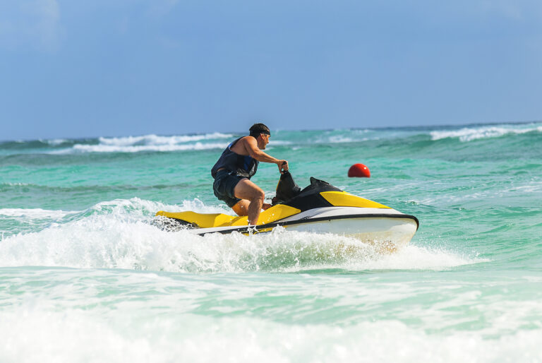 Comprar uma lancha ou jet ski Saiba os prós e contras de cada um